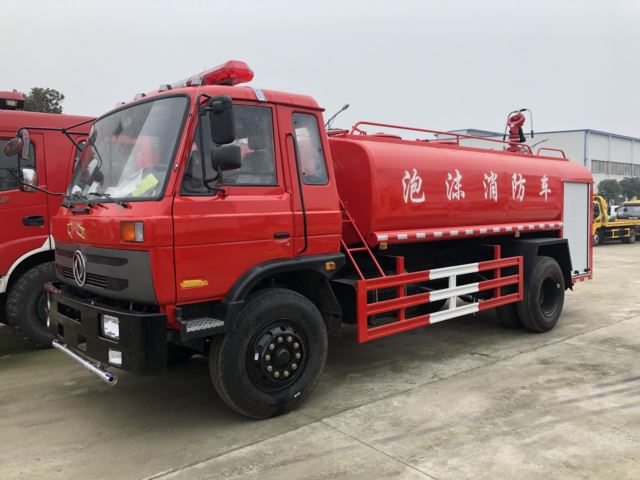 東風10噸泡沫消防車發(fā)車