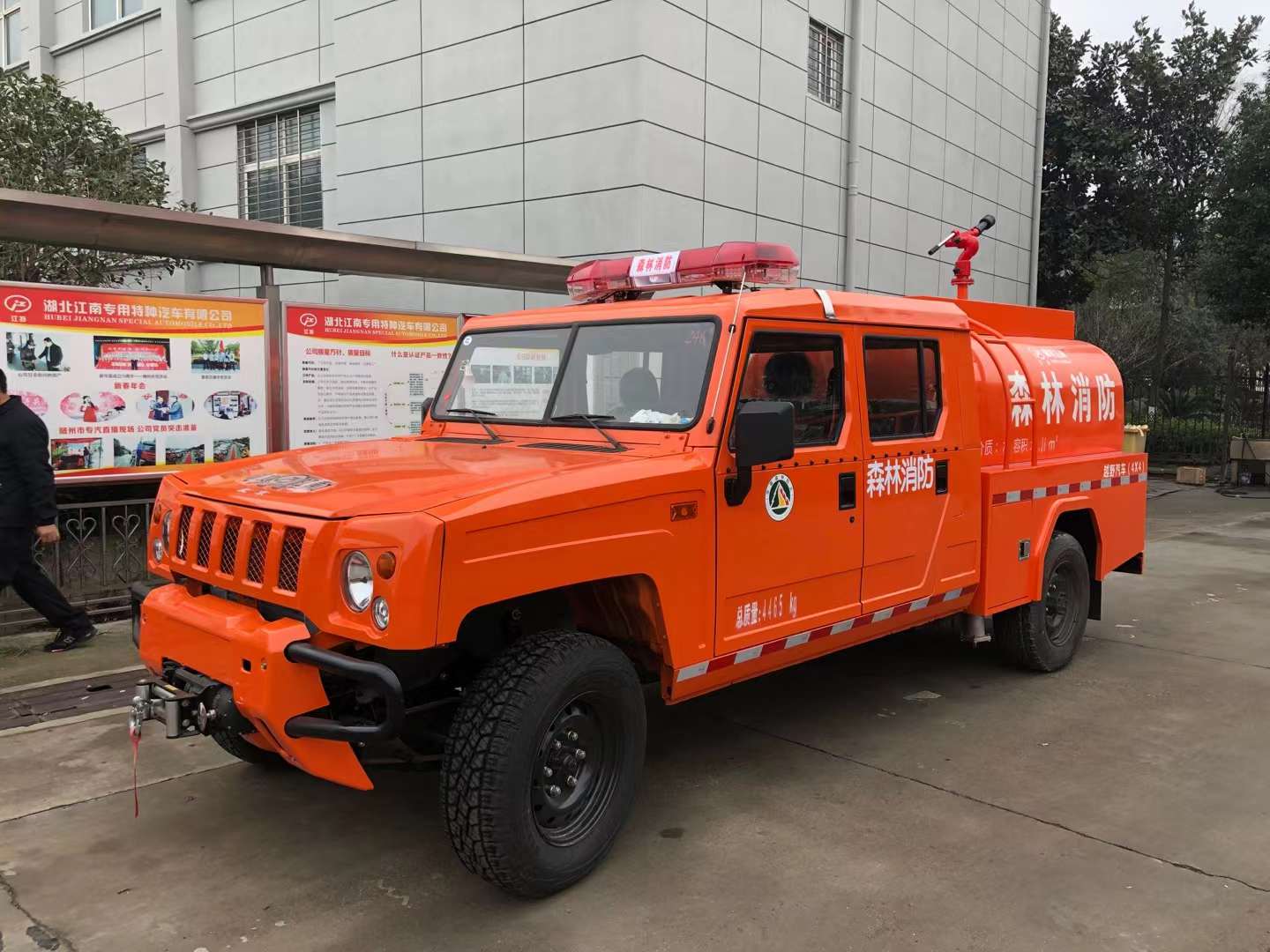 北汽雙排1.4噸供水車(chē)發(fā)車(chē)到廣西 