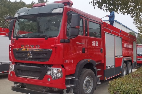20噸干粉泡沫聯(lián)用消防車、19噸水罐消防車交付客戶